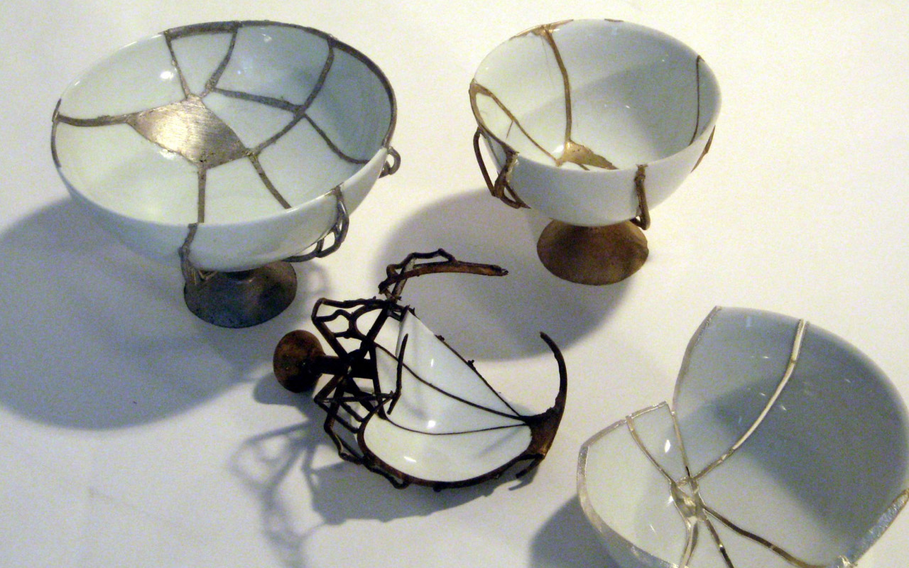 Gefäße aus Porzellan mit Metall verbunden